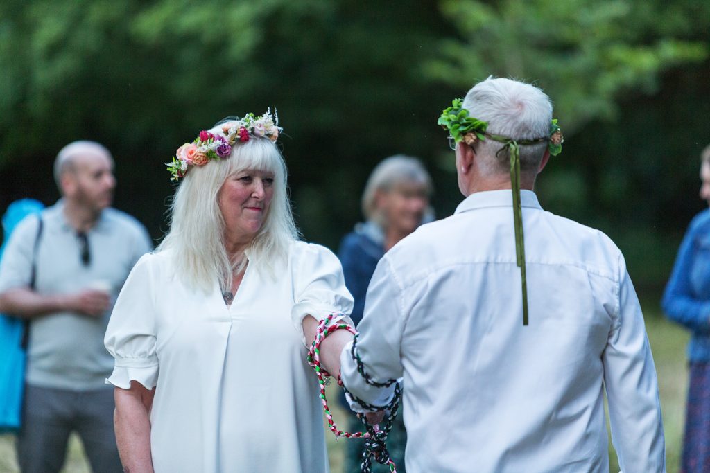 Handfasting in green area